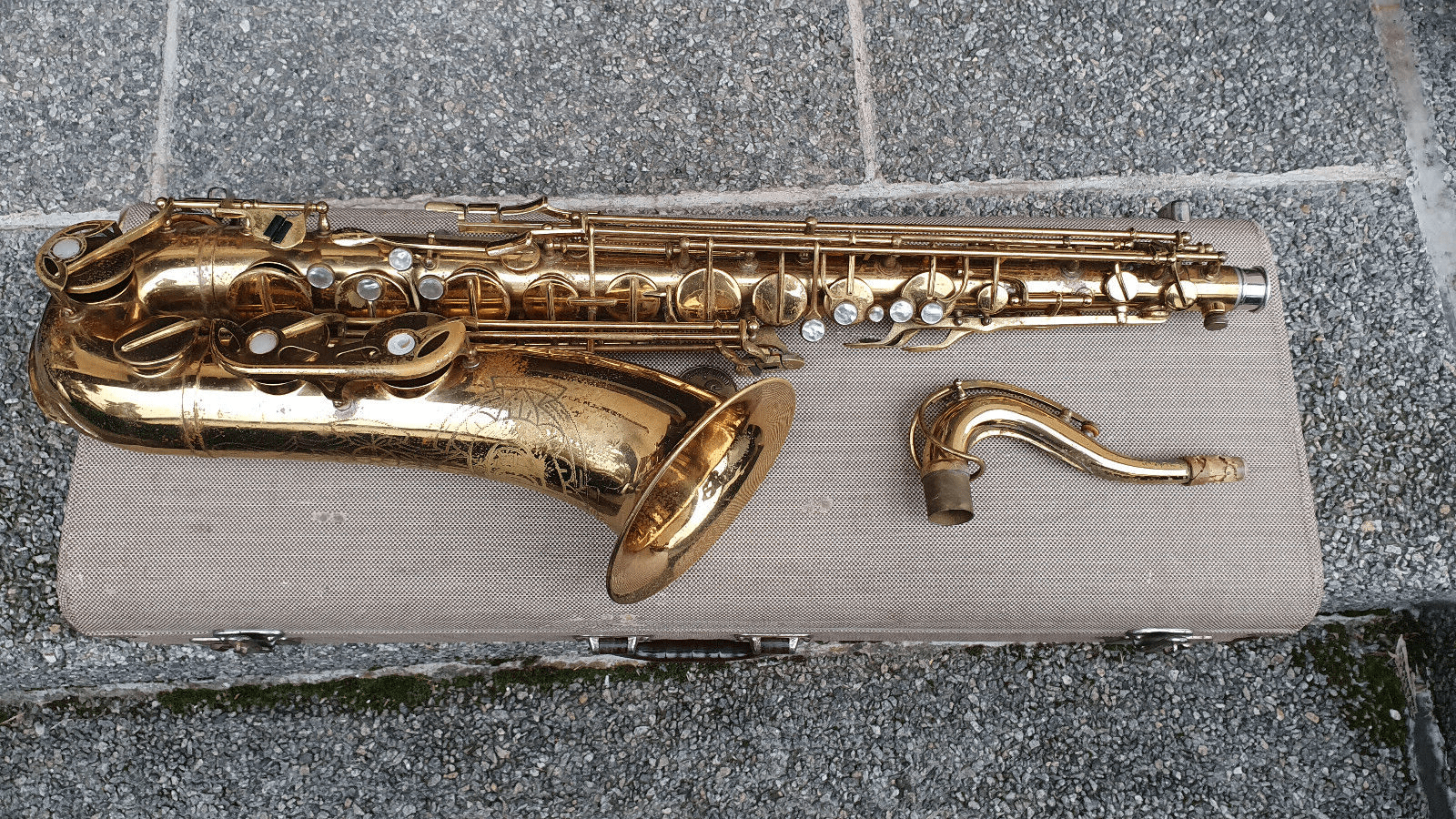 ace on a case vintage saxophone laying on its case, gold lacquer tenor saxophone, vintage German saxophone, Dörfler & Jörka, saxophone neck,