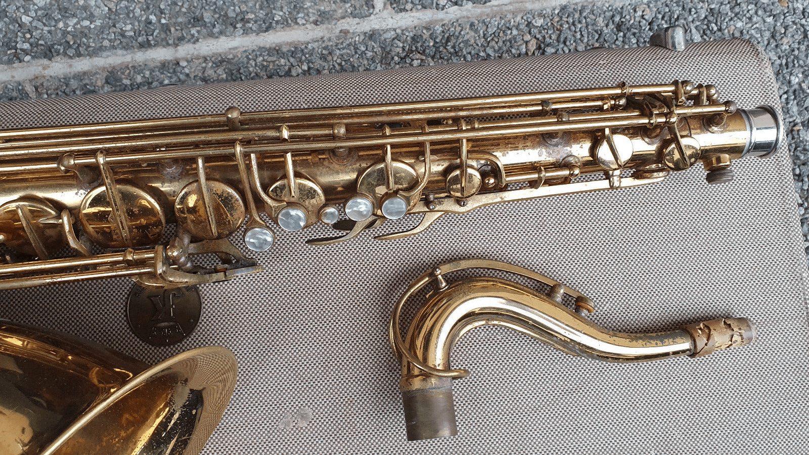 ace left hand keys vintage saxophone laying on its case, gold lacquer tenor saxophone, vintage German saxophone, Dörfler & Jörka, saxophone neck, saxophone keys, round thumb screw