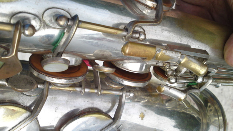 right_palm_keys___rolled_tone_holes_in_detail.jpg