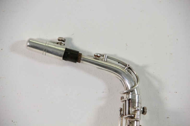 neck_in_socket_right_side_with_original_mouthpiece__cap___ligature.jpg