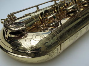 Saxophone-basse-Selmer-mark-6-verni-gravé-2
