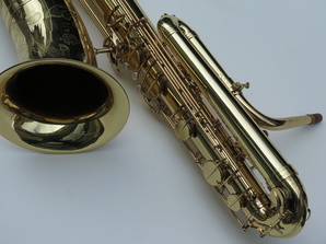 Saxophone-basse-Selmer-mark-6-verni-gravé-3