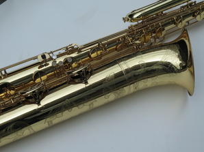 Saxophone-basse-Selmer-mark-6-verni-gravé-5