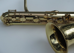 Saxophone-basse-Selmer-mark-6-verni-gravé-8