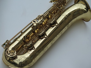 Saxophone-basse-Selmer-mark-6-verni-gravé-9