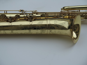 Saxophone-basse-Selmer-mark-6-verni-gravé-10