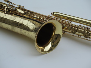 Saxophone-basse-Selmer-mark-6-verni-gravé-11