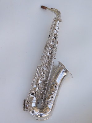 Saxophone-alto-Selmer-Super-Balanced-Action-argenté-gravé-16-e1526118794316