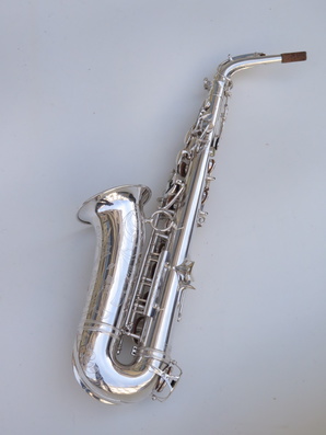 Saxophone-alto-Selmer-Super-Balanced-Action-argenté-gravé-17-e1526118800442