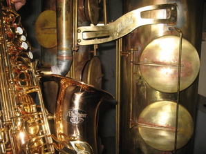 bell to body support brace with an alto sax for perspective